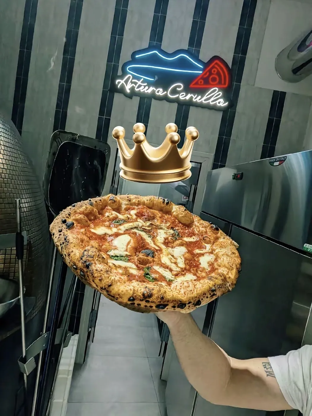 Margherita napoletana con cornicione alto sotto l'insegna neon